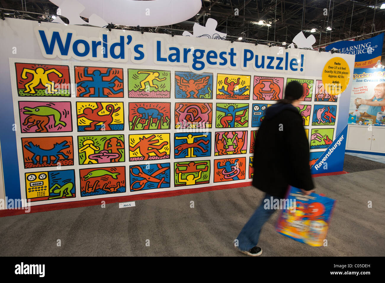 Commerciale la plus importante du monde puzzle, intitulée "Keith Haring : Double rétrospective', à l'aide d'Haring's iconic peintures Banque D'Images