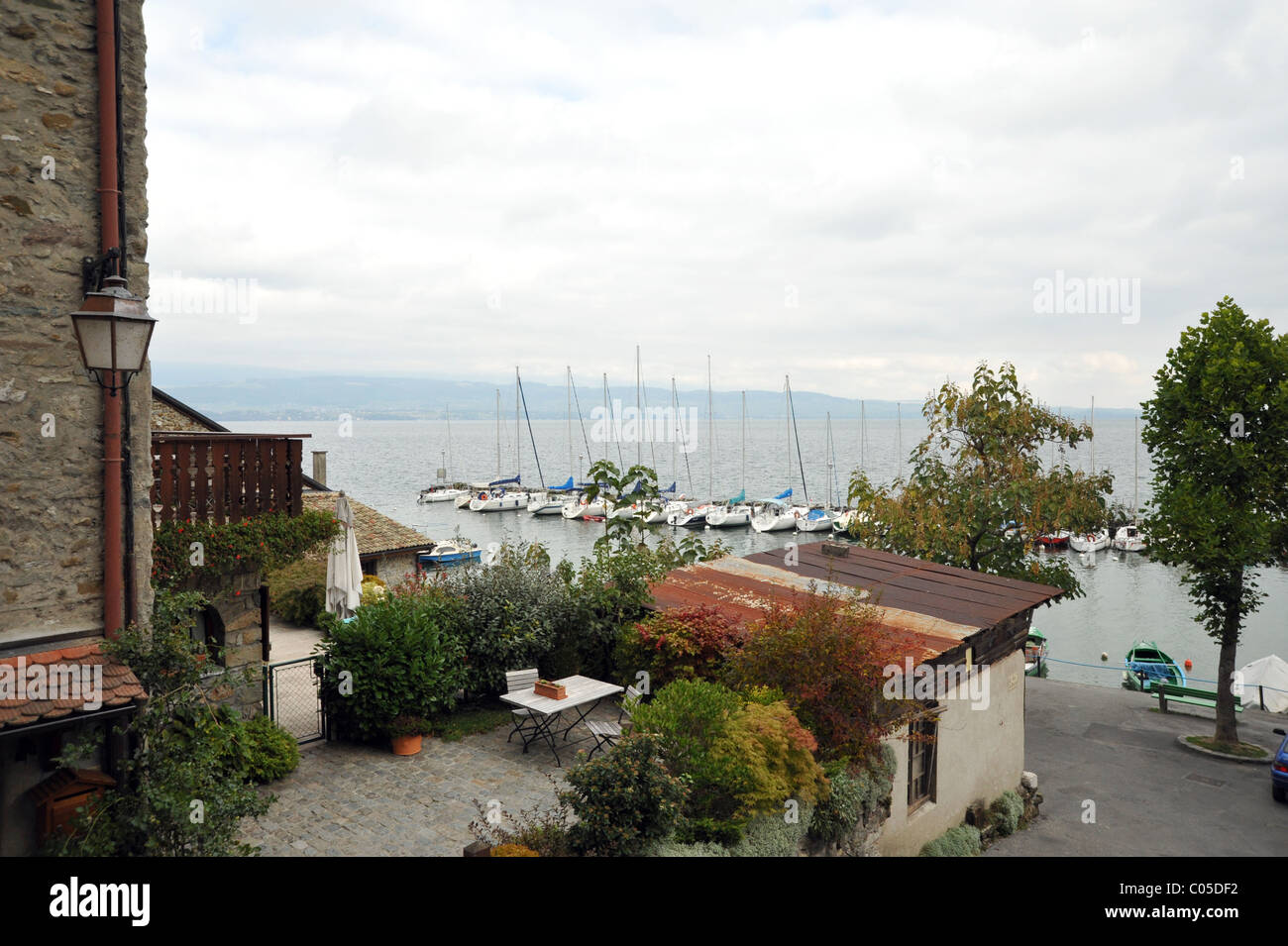 Les petits bateaux et yachts sur le Lac Léman à Yvoire, France Banque D'Images