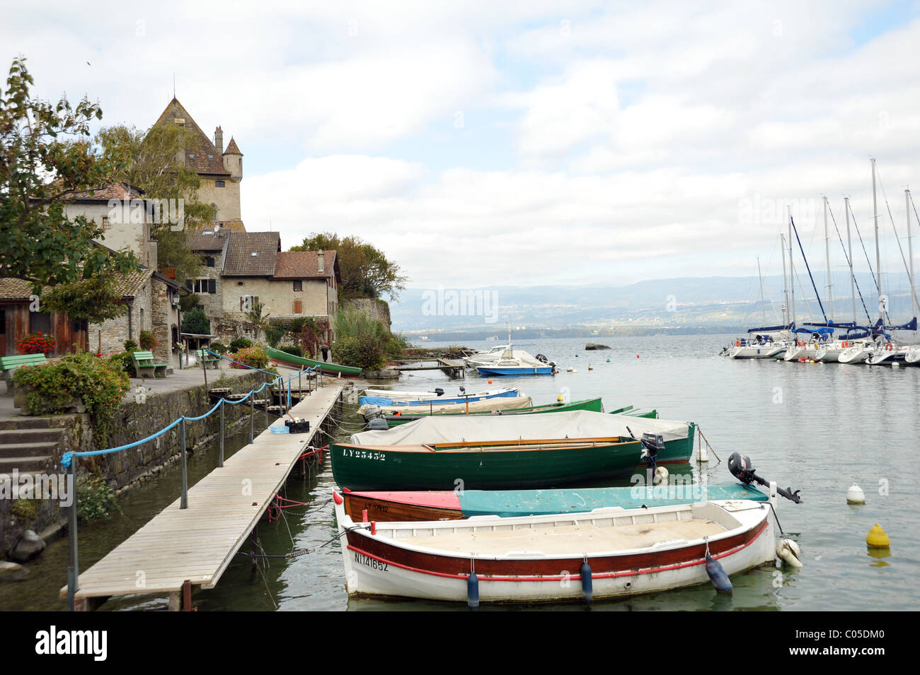 Les petits bateaux et yachts sur le Lac Léman à Yvoire, France Banque D'Images