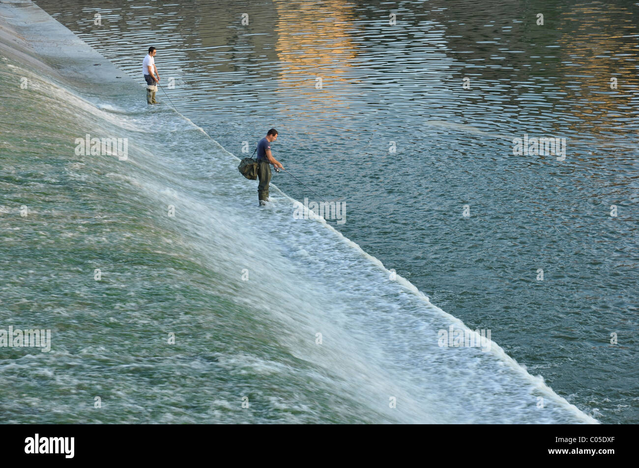 Pêche pêcheur sur un barrage sur l'Arno, Florence, Italie, Europe Banque D'Images