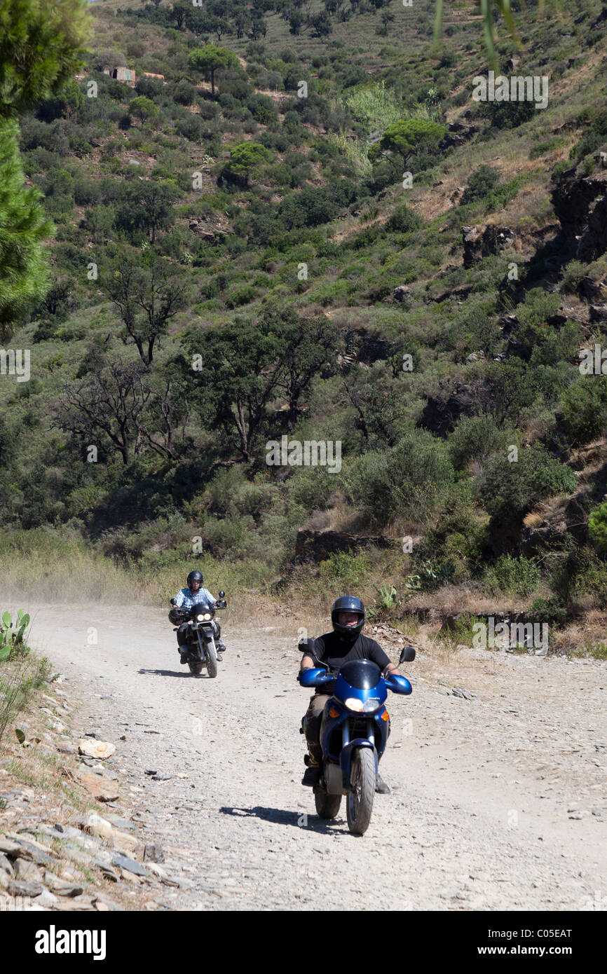 Les motos sur route de terre Cala Joncols Parc naturel de Cap de Creus Emporda Catalogne Espagne Banque D'Images