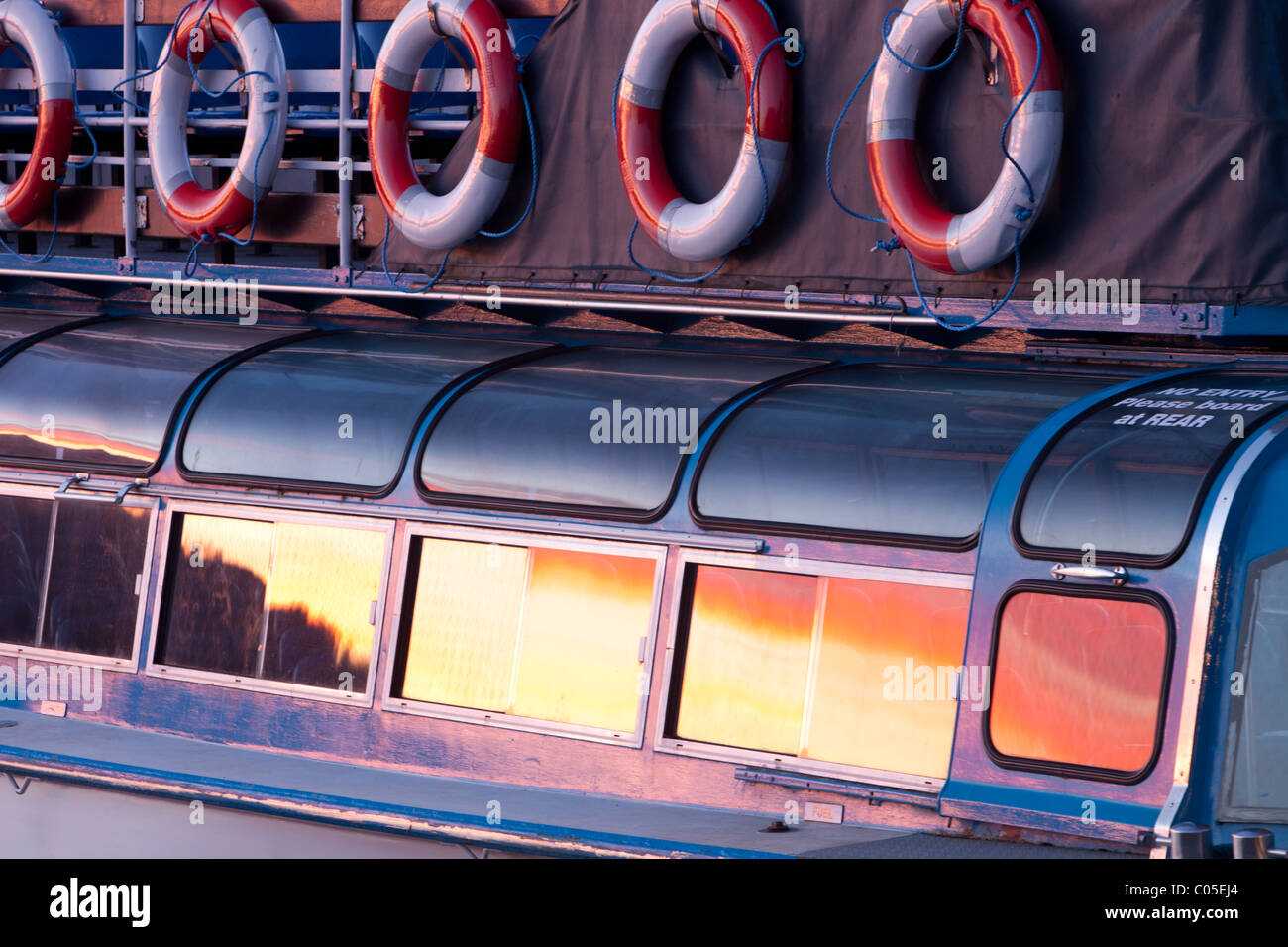 Coucher du soleil reflétée dans un lancement à Waterhead Ambleside dans le lac Windermere au coucher du soleil, Lake District, UK. Banque D'Images