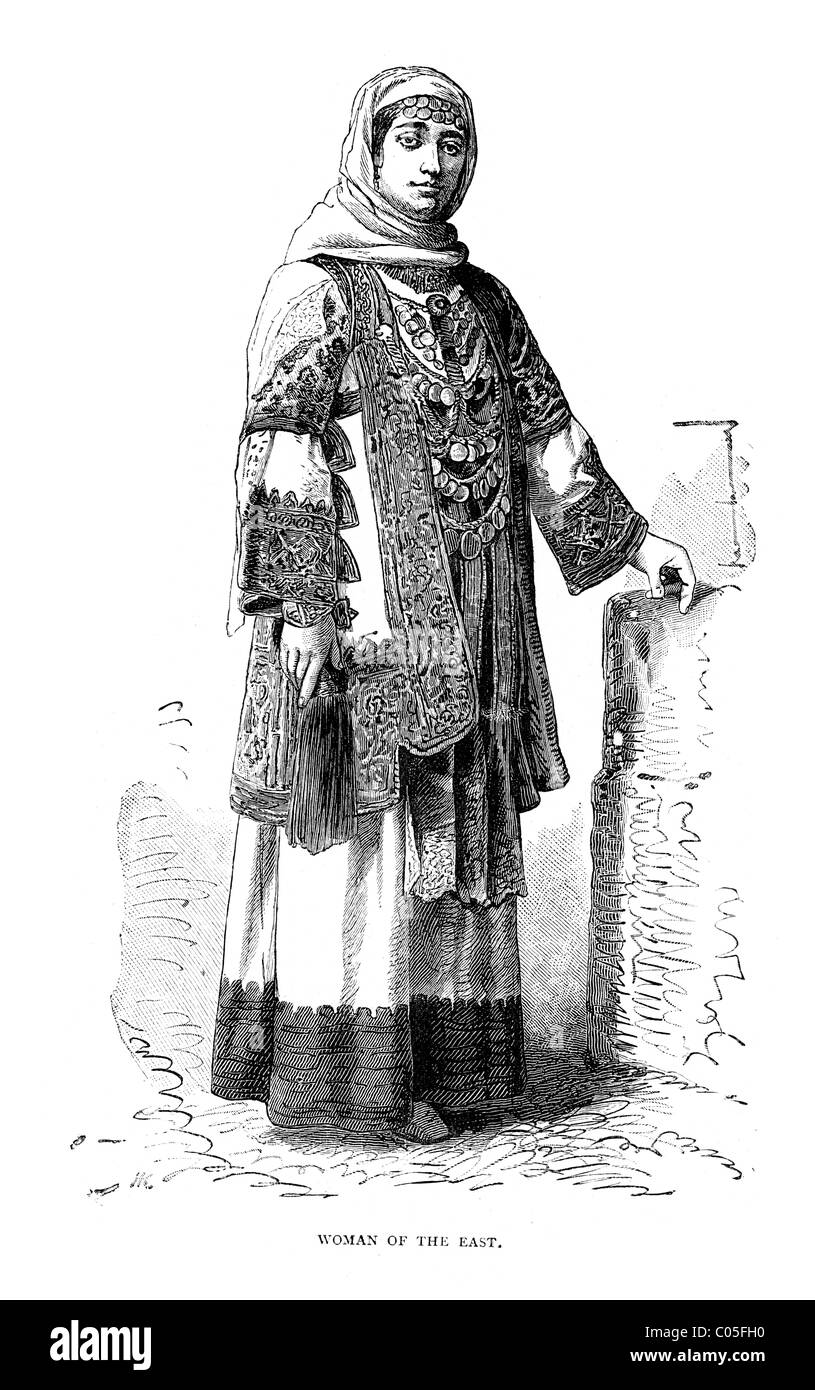 Vintage gravure d'une femme dans le costume traditionnel de l'Est Banque D'Images