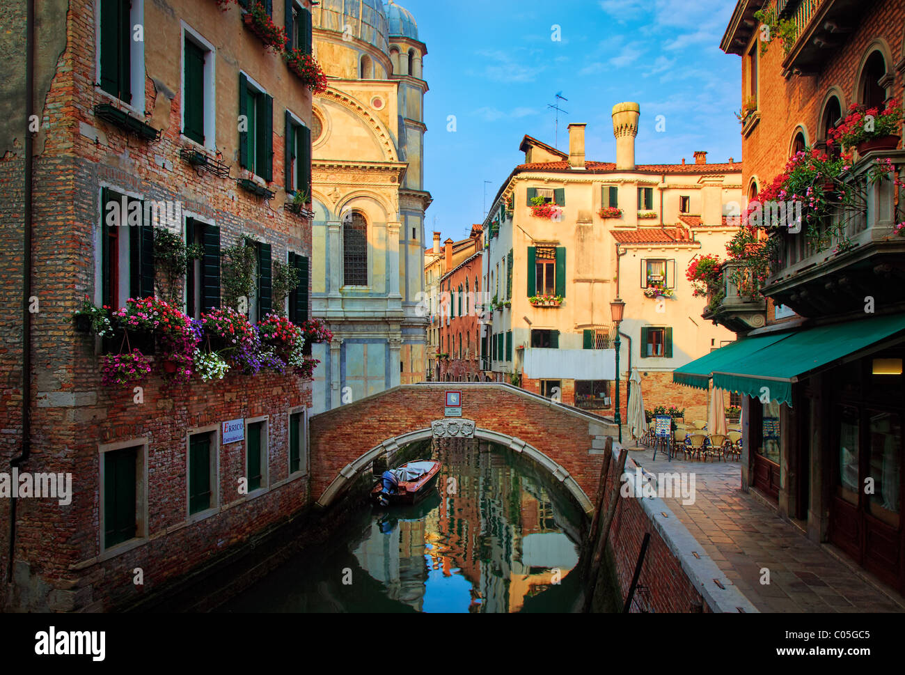 Pont et maisons à Venise, se reflétant dans un petit canal Banque D'Images