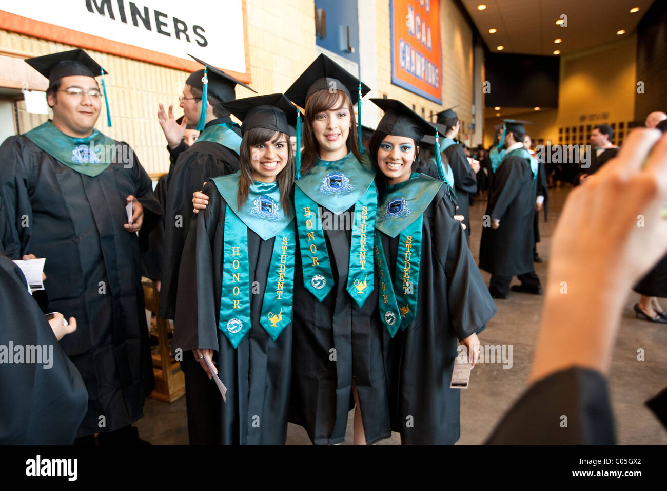 High School girls posent pour une photo avant leur cérémonie de remise des diplômes du secondaire à El Paso, Texas, USA Banque D'Images