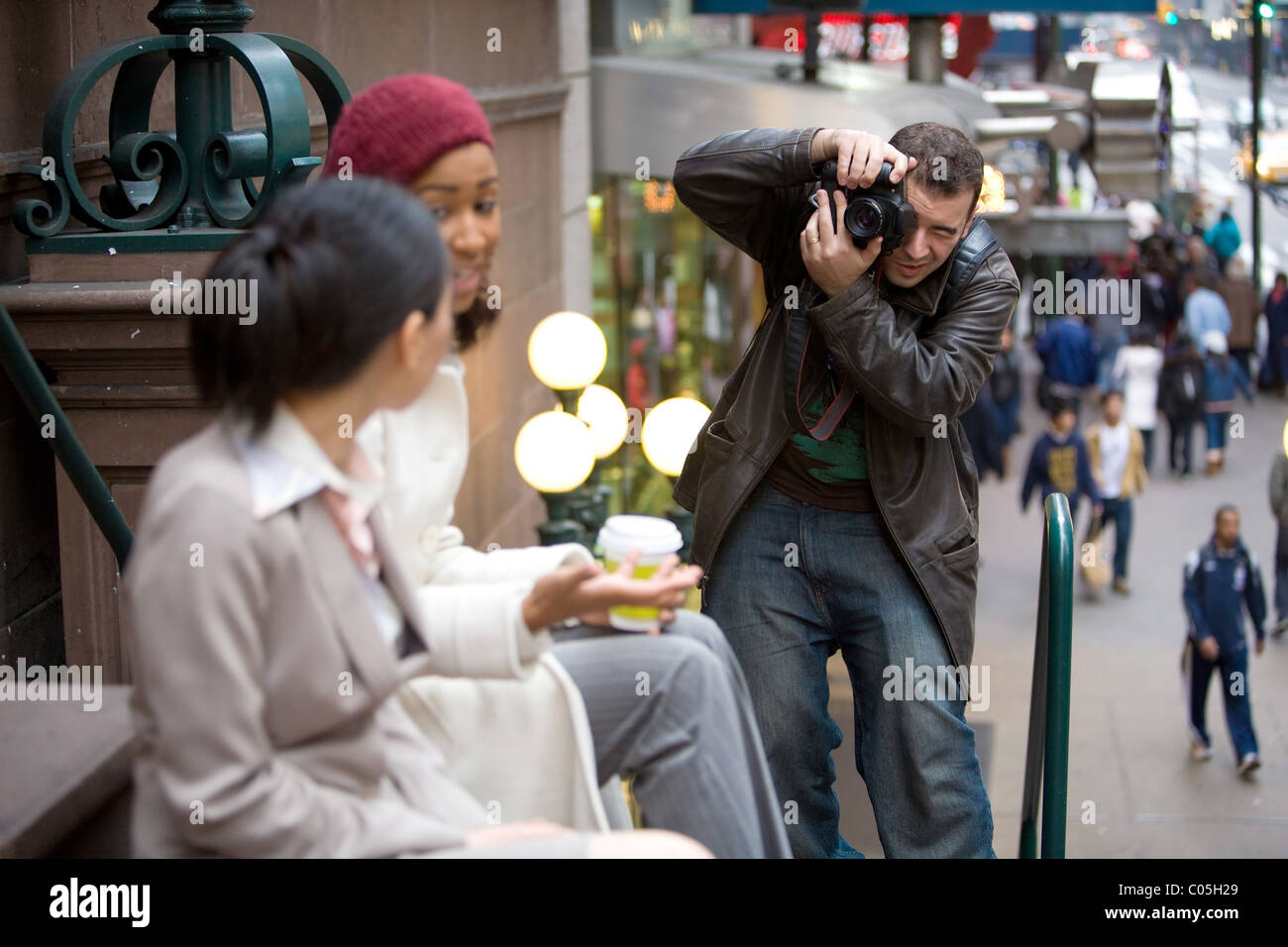 Stock Commercial photographe prendre des photos pendant un style de stock photo shoot dans la ville. Profondeur de champ. Banque D'Images