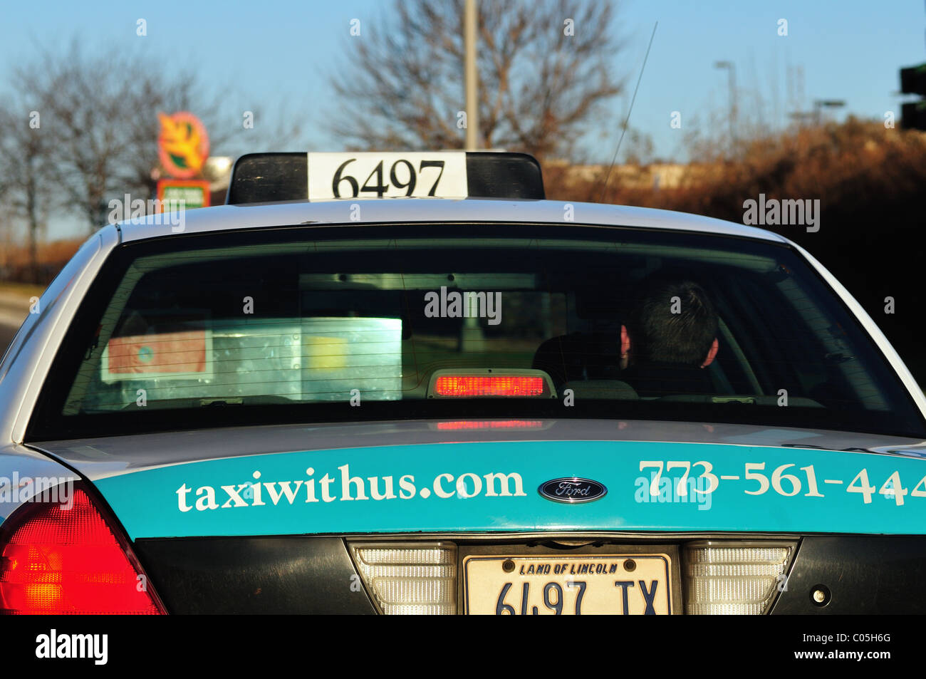 Un familier et nécessaire de moyens de transport dans la ville, un taxi se déplace ses passagers près du centre-ville. Chicago, Illinois, USA. Banque D'Images