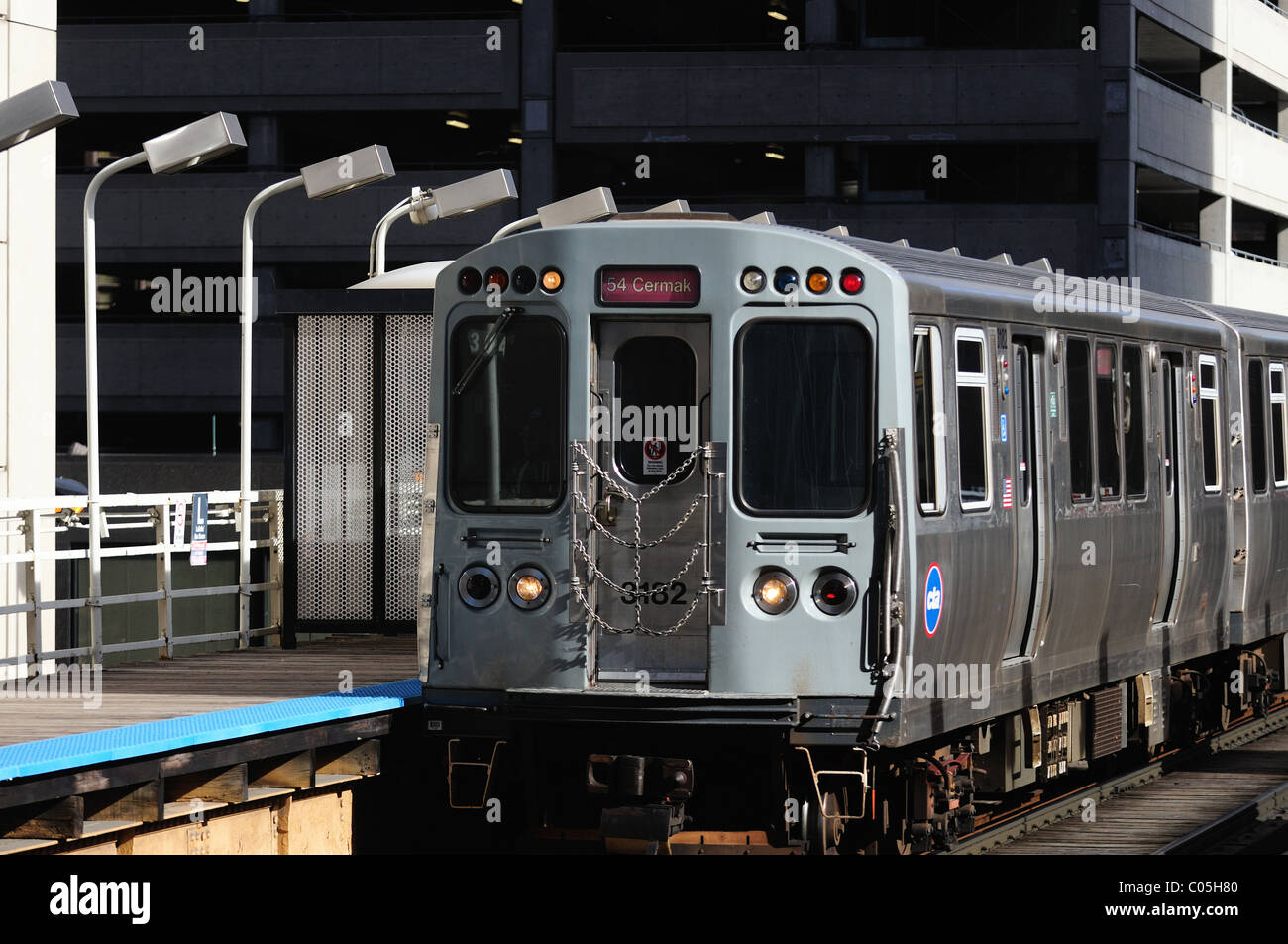 Chicago, Illinois, États-Unis. Un train rapide Pink Line, des moteurs de train surélevés jusqu'à la gare de LaSalle/VanBuren. Banque D'Images