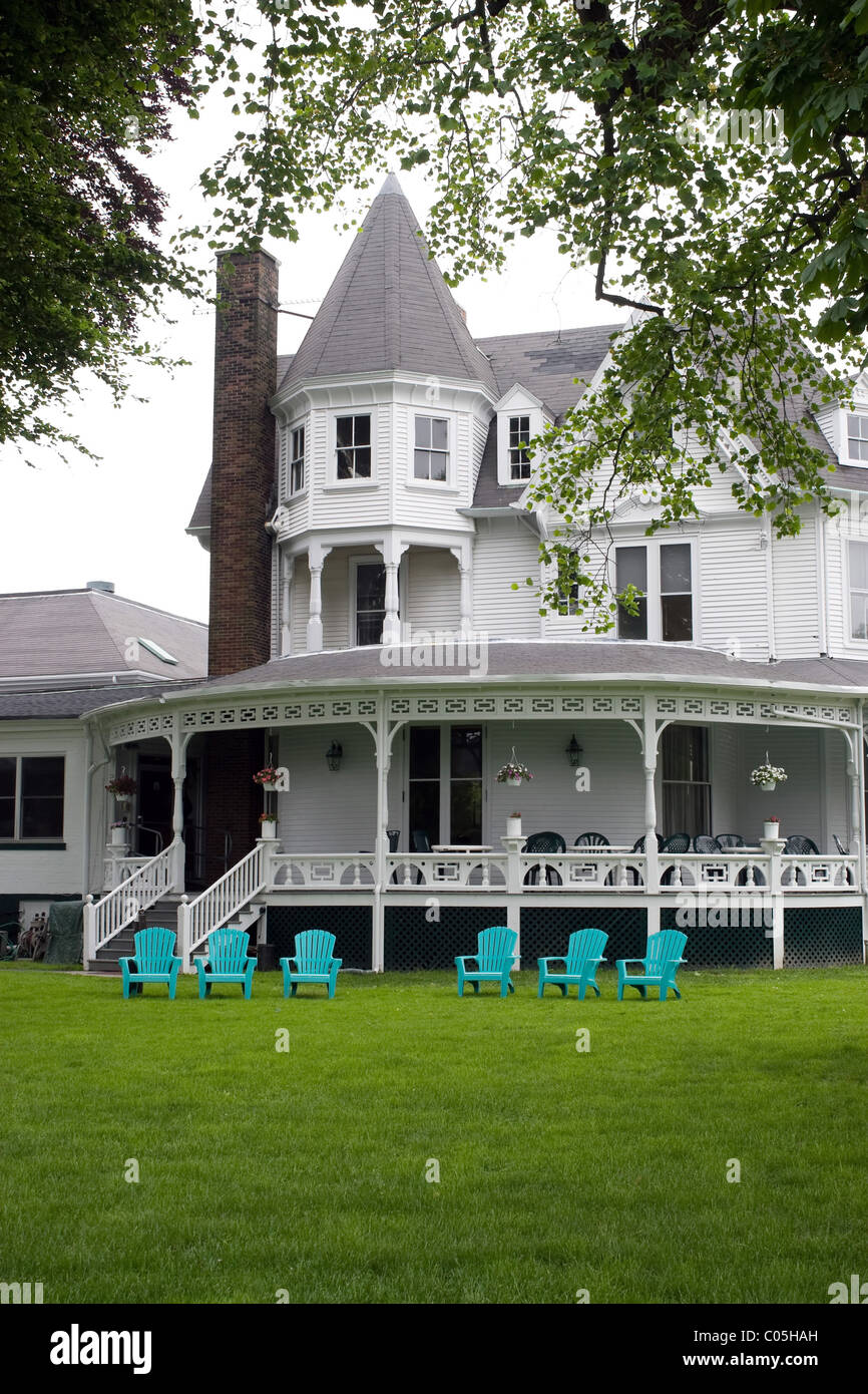 Une vieille maison de style Victorien blanc avec une architecture classique. Banque D'Images