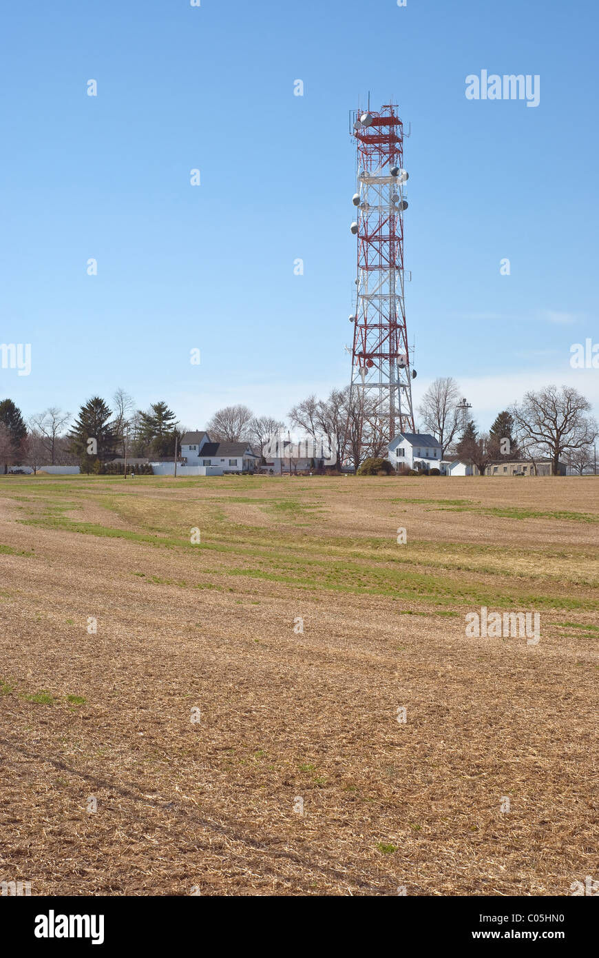 L'agriculture de printemps avec tour de transmission Banque D'Images
