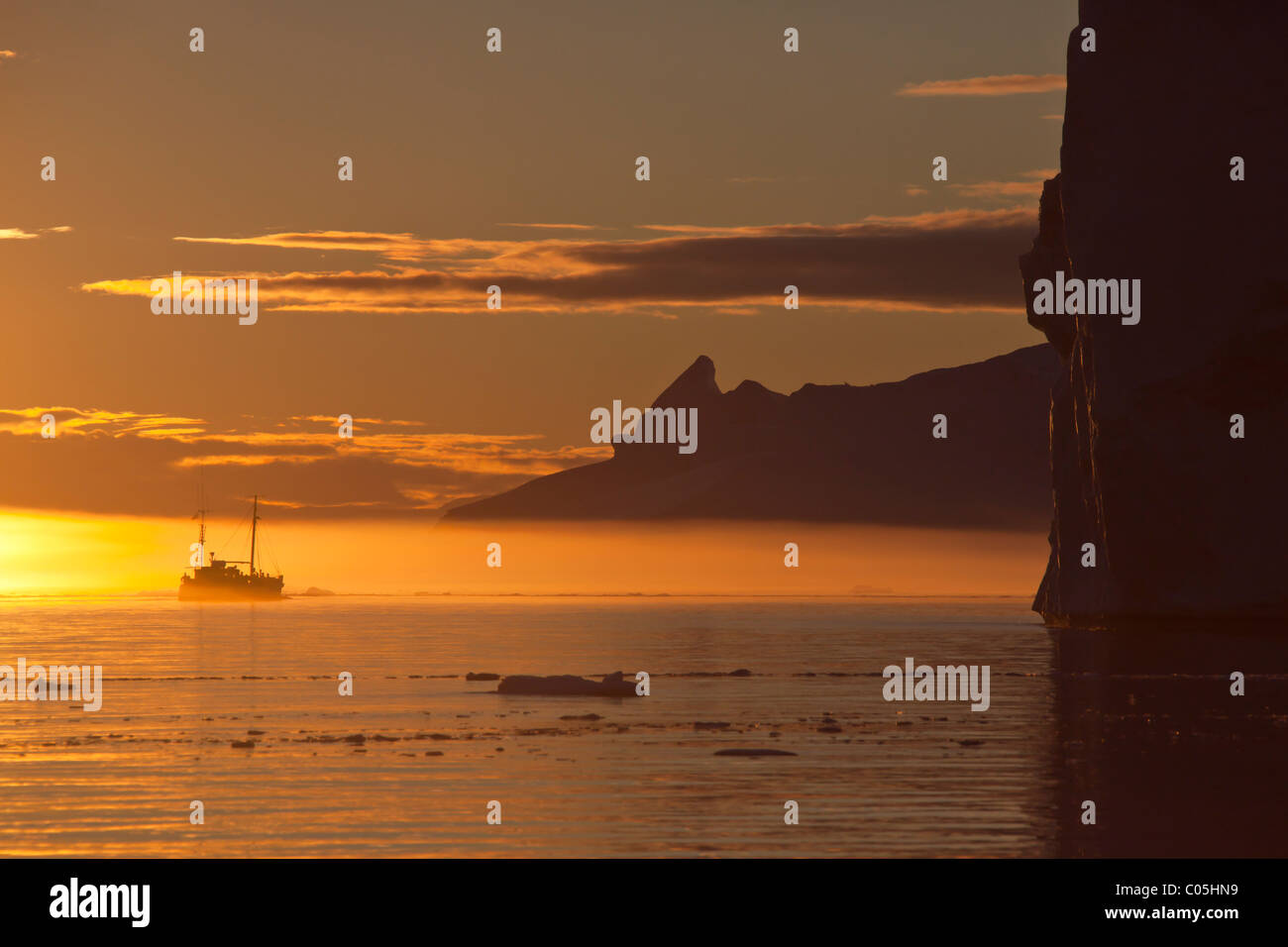 Bateau de pêche et les icebergs au coucher du soleil dans le fjord glacé d'Kangia au coucher du soleil, Disko-Bay West-Greenland, Groenland, Banque D'Images