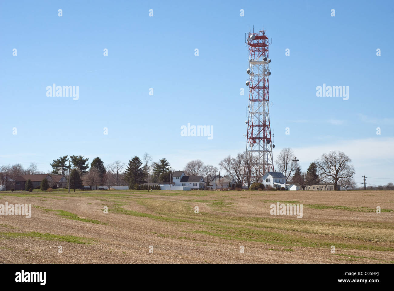 L'agriculture de printemps avec tour de transmission Banque D'Images