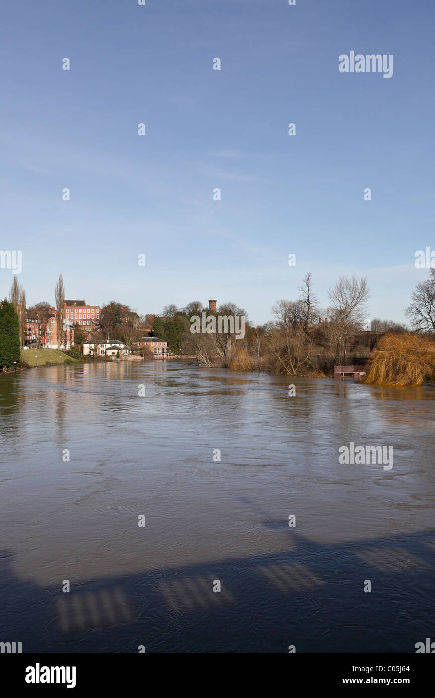 La rivière Severn en plein déluge et alerte d'inondations en place,défenses étaient en place dans certaines régions de Shrewsbury au cours de la semaine. Banque D'Images