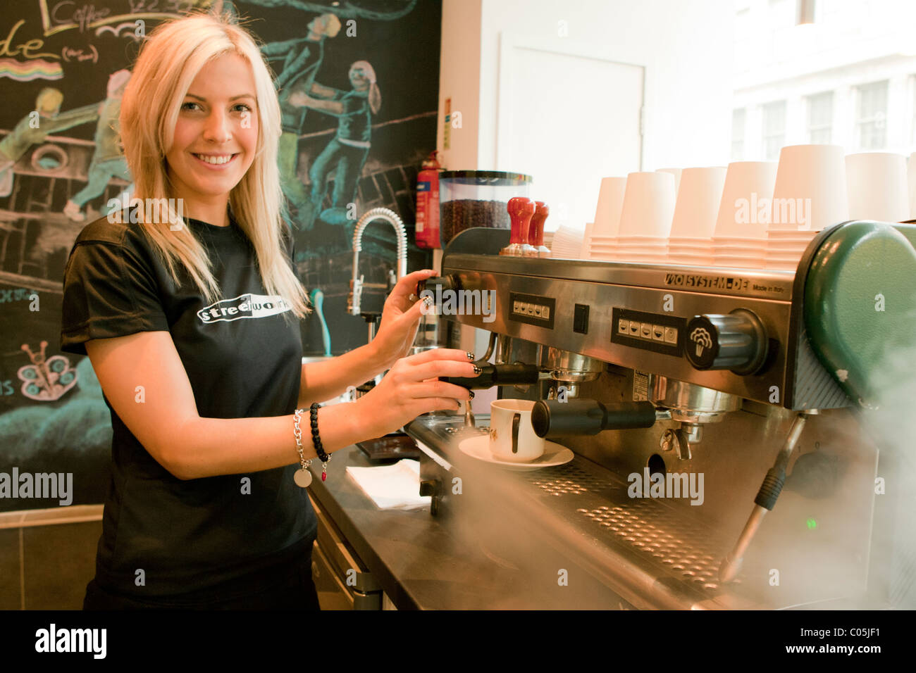 UK - l'Ecosse -- 2011. Mlle Edinburgh 2011 Fiona Dickie faire le café à Capitaine Taylors Coffee Shop à Édimbourg Banque D'Images