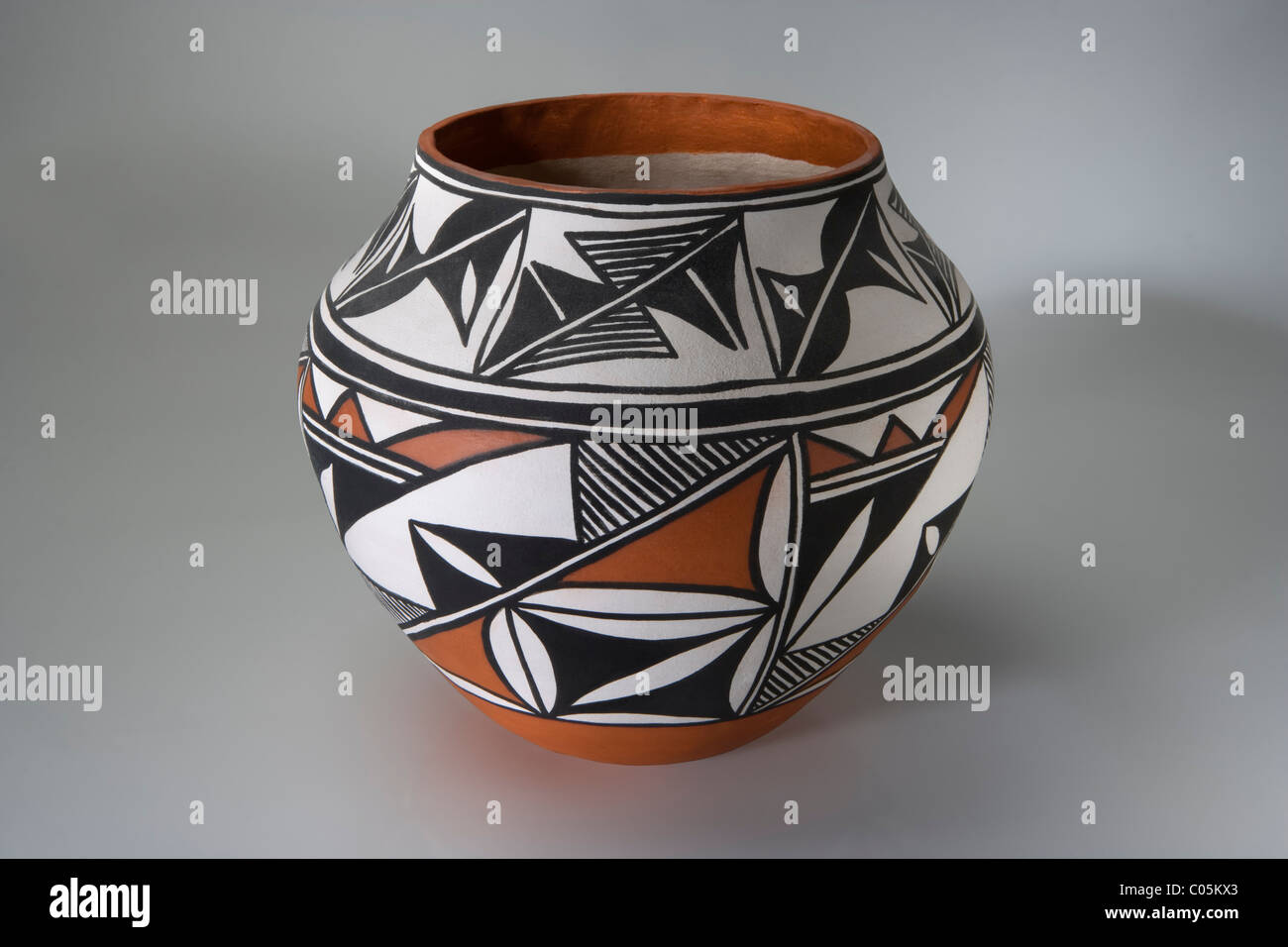 Une main enroulé et peint Acoma Pueblo Indian pot Banque D'Images
