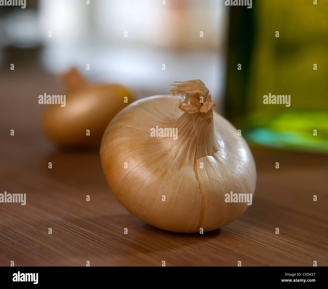 Oignons Doux Bebe Sur Une Planche A Decouper Une Bouteille D Huile D Olive Photo Stock Alamy