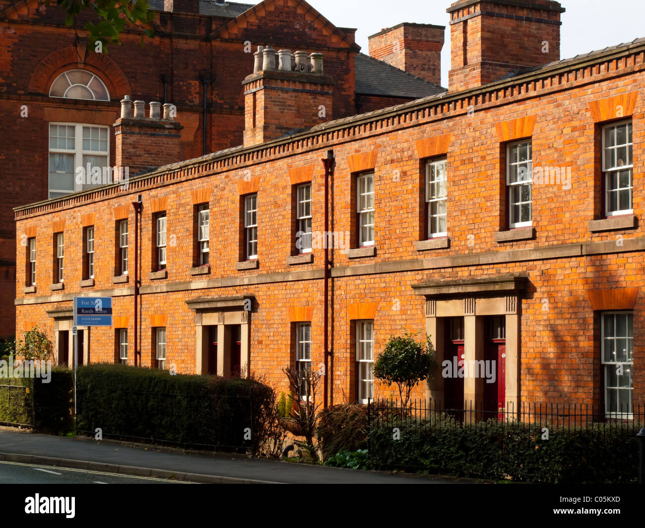 Des maisons de brique rouge en terrasse dans le centre de Derby, England UK construit pour les travailleurs des chemins de fer de la gare voisine Banque D'Images