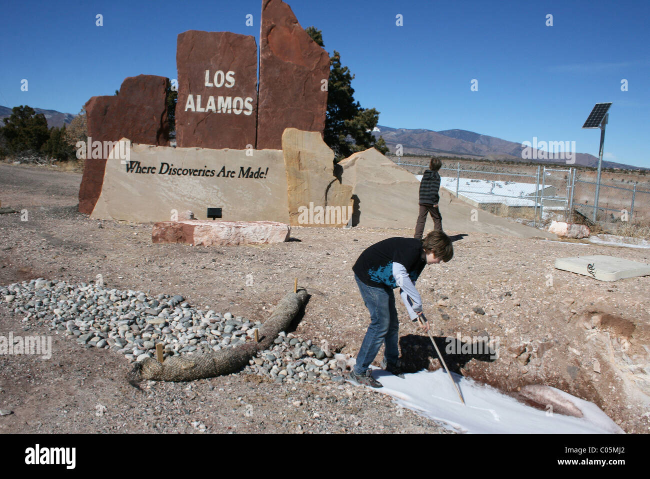 Enfants jouant à Los Alamos, New Mexico, USA, signe, où 'Bienvenue' découvertes sont faites Banque D'Images