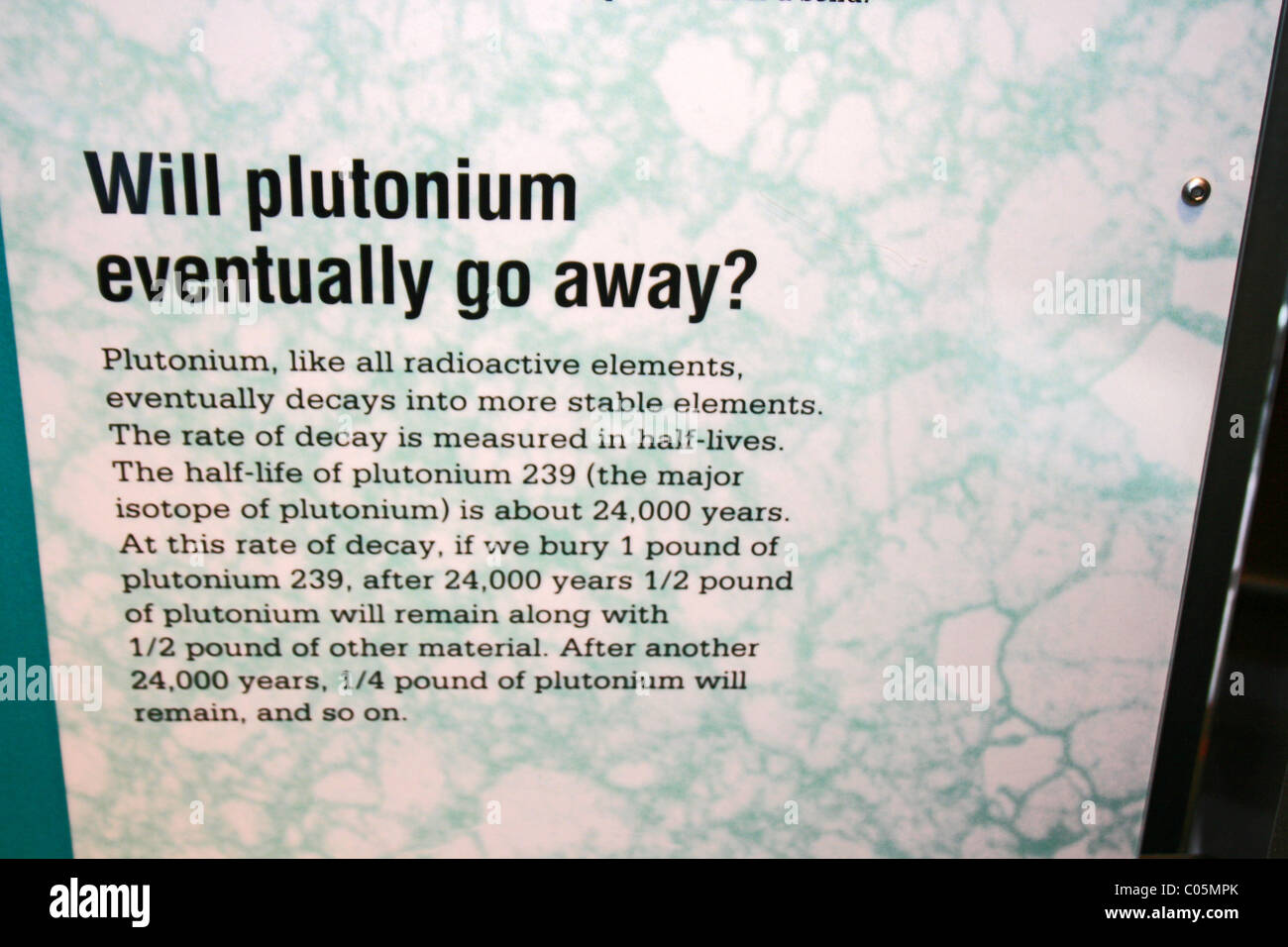Exposition de musée plaque expliquant taux de décroissance du plutonium. 'Va finalement disparaître du plutonium ?' Banque D'Images