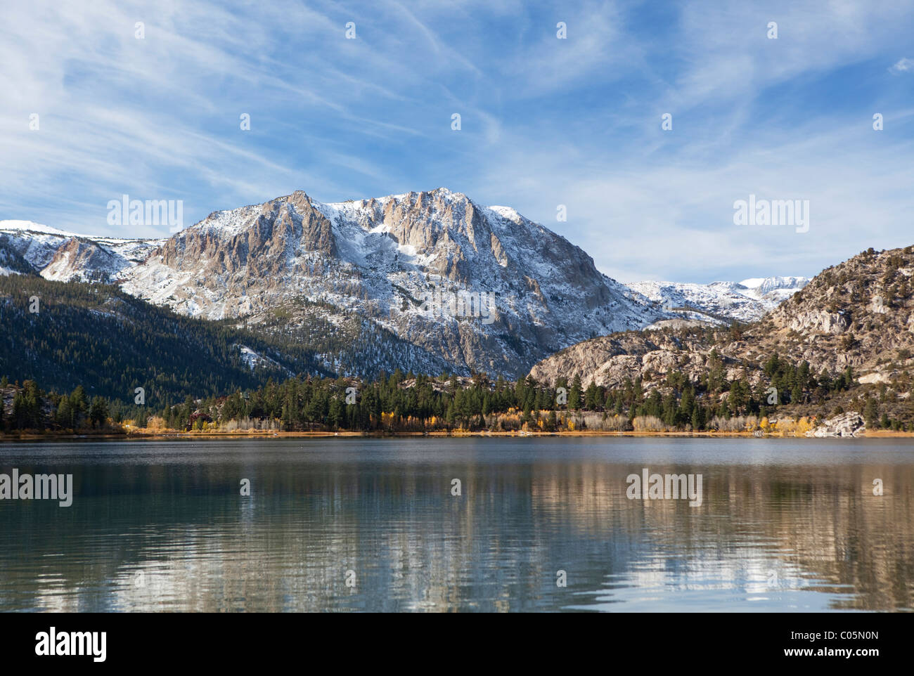 Réflexions d'automne au lac juin dans les montagnes de la Sierra Nevada de Californie Banque D'Images
