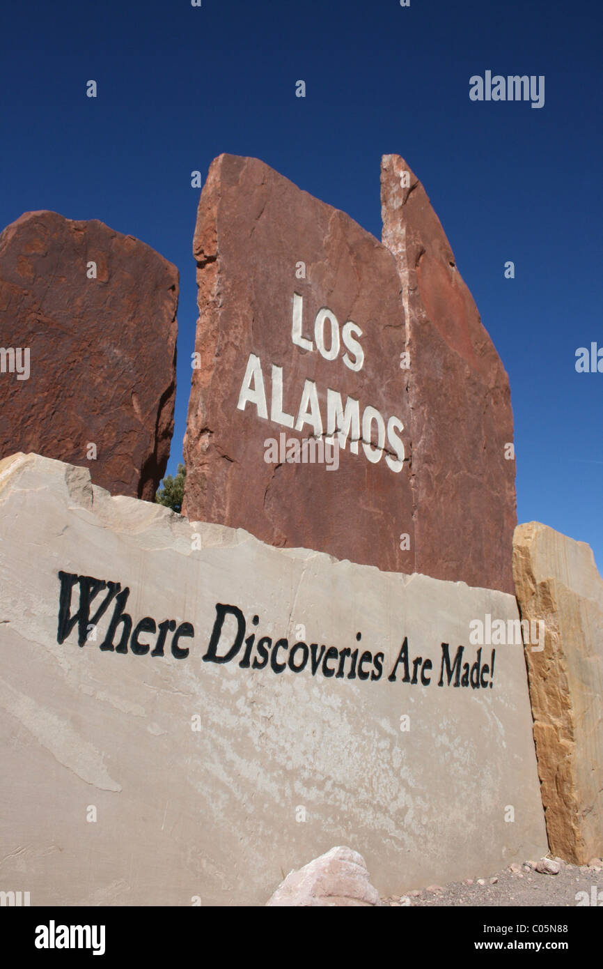 Inscrivez-vous pour la ville de Los Alamos, New Mexico, USA écrit sur dalle de pierre. Banque D'Images