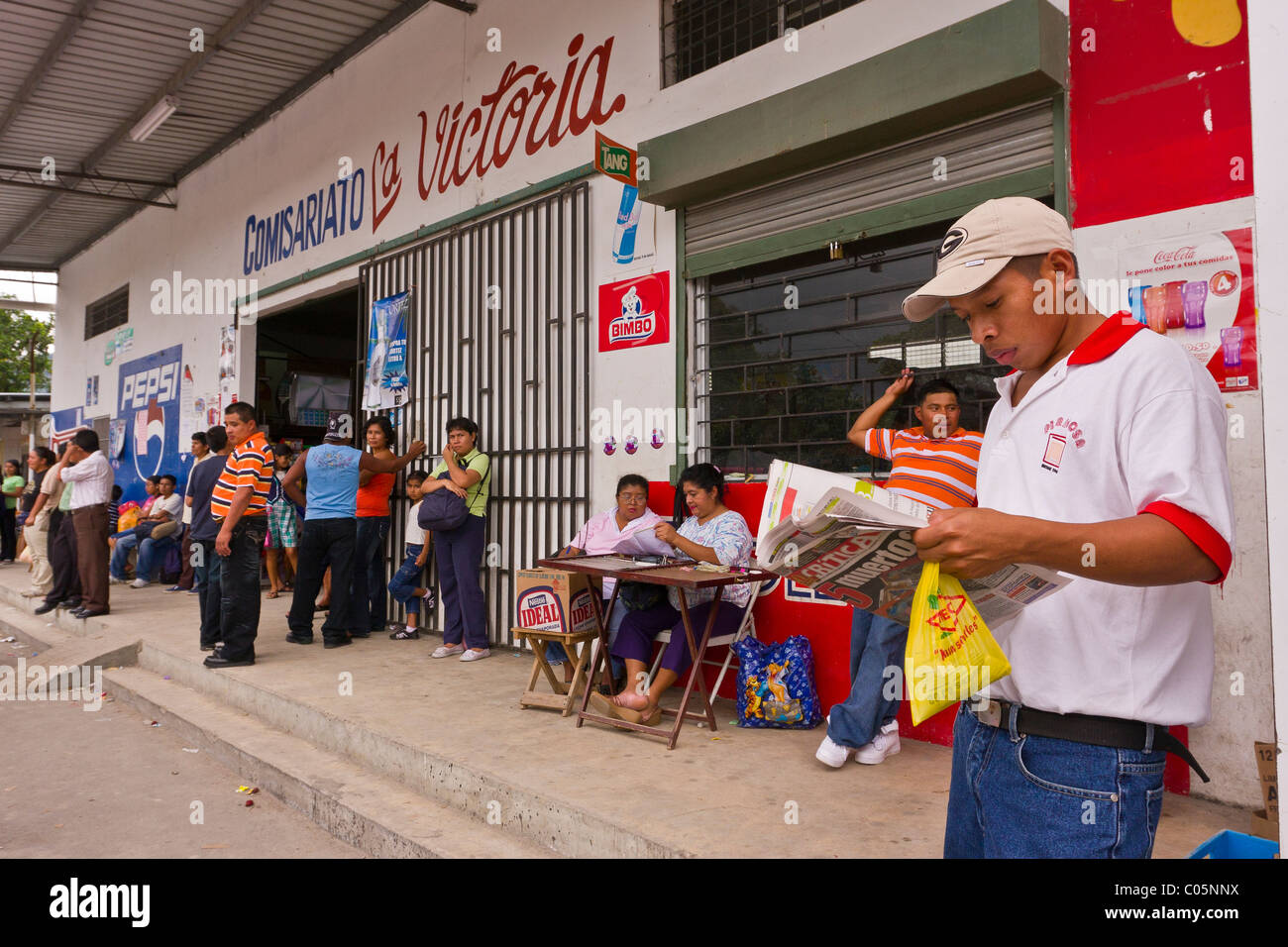 EL VALLE de Anton, PANAMA - personnes en face de magasin. Banque D'Images