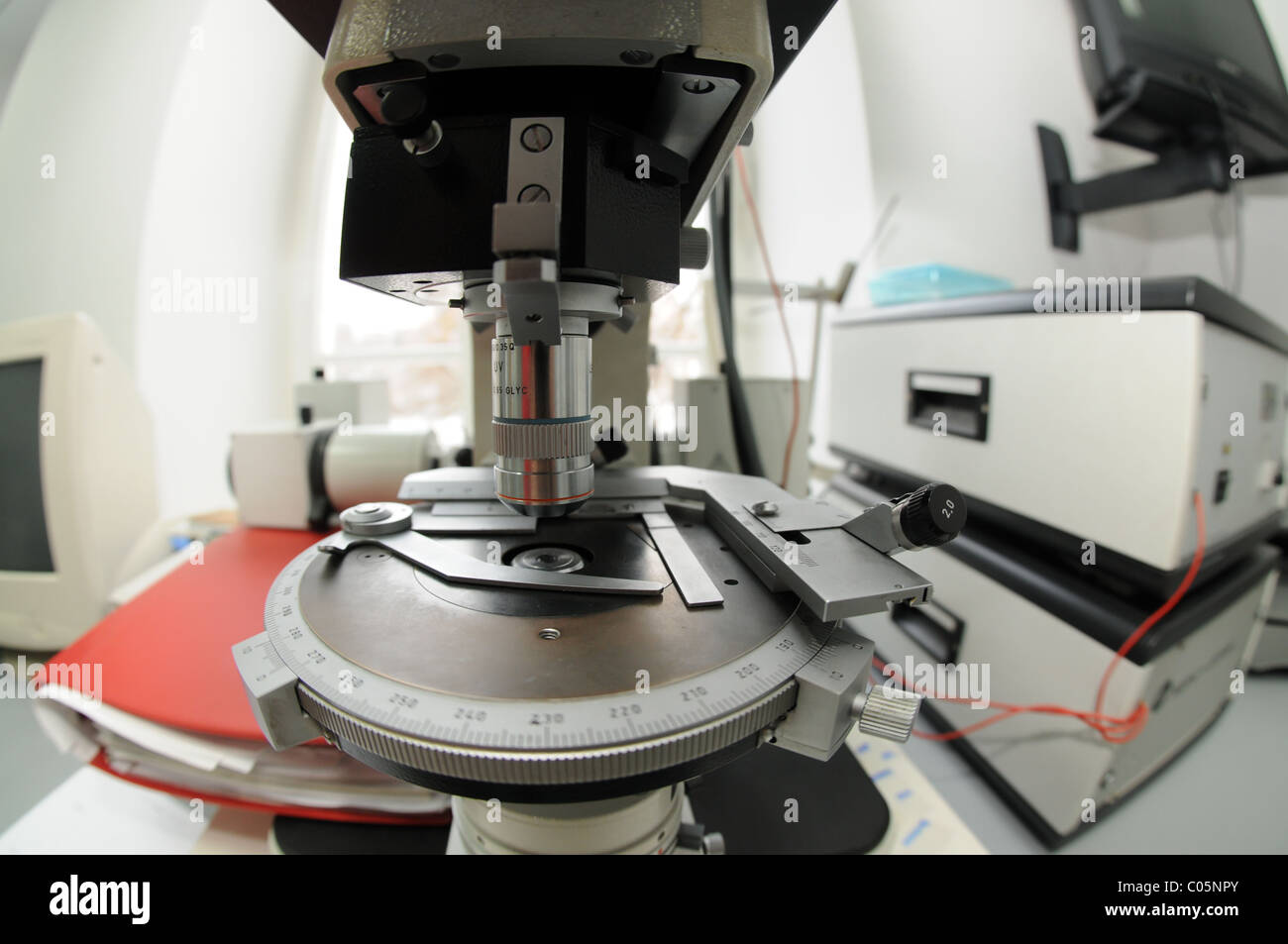 En microscope Leica du Laboratoire judiciaire central de la police polonaise à Varsovie Banque D'Images