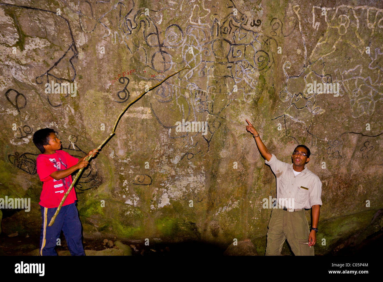 EL VALLE de Anton, PANAMA - pétroglyphes, l'art rupestre aborigène et des guides touristiques, à la Sendero de la Piedra Pintada. Banque D'Images