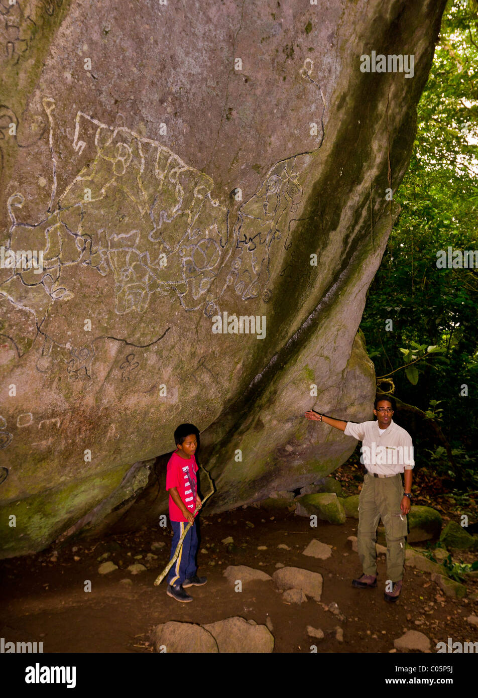 EL VALLE de Anton, PANAMA - l'art rupestre aborigène et des guides touristiques, à la Sendero de la Piedra Pintada. Banque D'Images