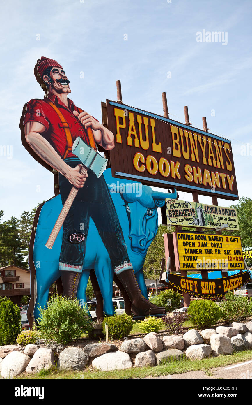 Paul Bunyan's Cook Shanty, un célèbre restaurant de bord de route dans la ville de Northwoods Minocqua, Wisconsin. Banque D'Images