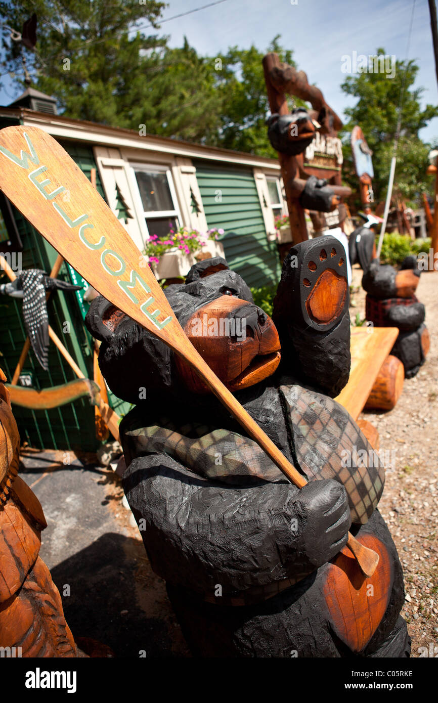 Chainsaw carving boutique avec des statues d'ours dans la ville de Northwoods Minocqua, Wisconsin. Banque D'Images