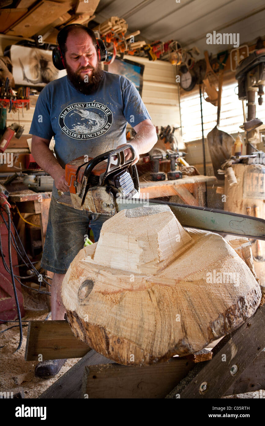 Chainsaw carving boutique avec des statues d'ours dans la ville de Northwoods Minocqua, Wisconsin. Banque D'Images