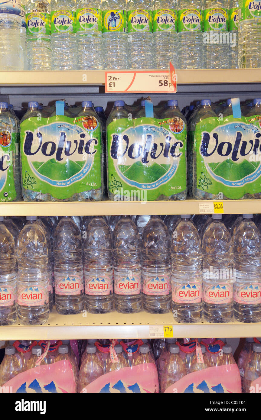 L'eau potable en bouteille sur une étagère dans un supermarché en Angleterre Banque D'Images