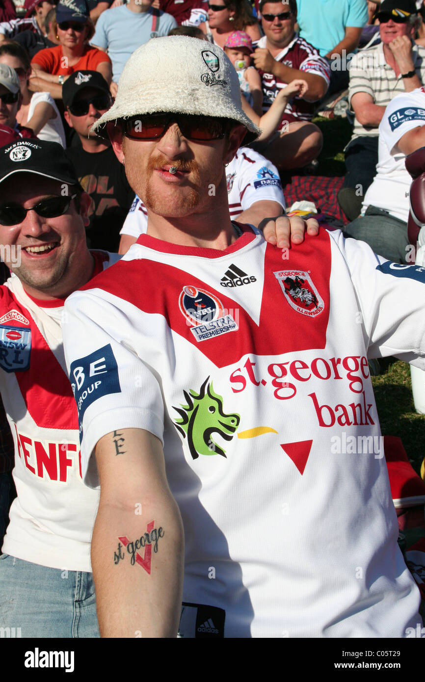 A St George supporter (LNR) affiche sa loyauté à son équipe avec un tatouage du nom de l'équipe sur son bras Banque D'Images