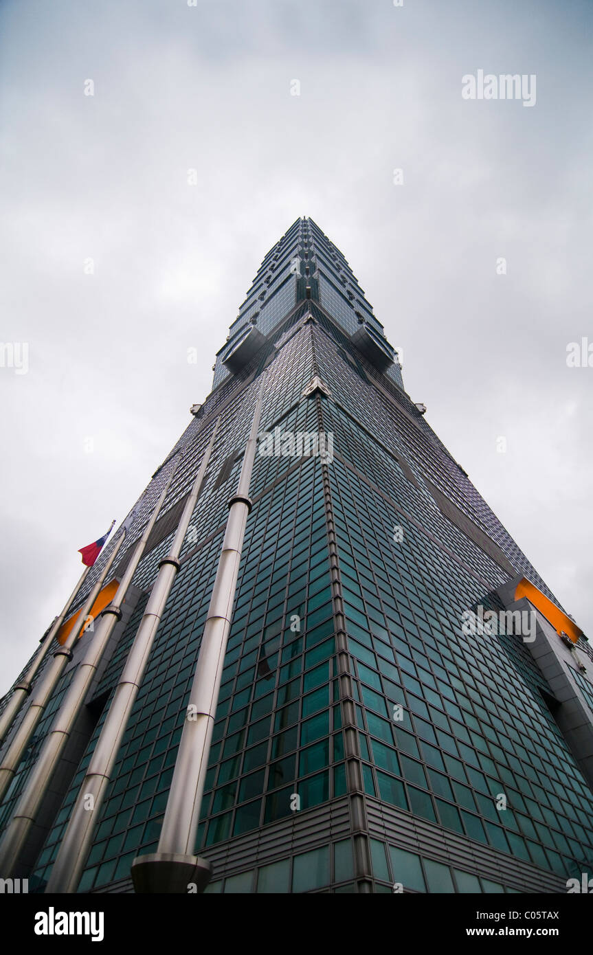 À la recherche jusqu'au gratte-ciel Taipei 101. Banque D'Images