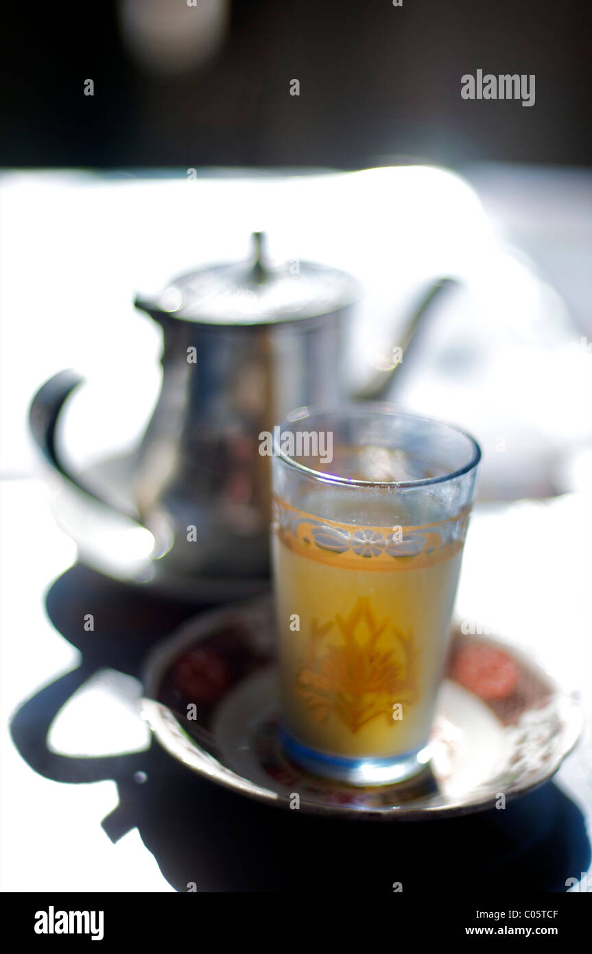 Thé Touareg (aussi appelé thé Touareg ou un thé à la menthe) la cuisine marocaine Banque D'Images