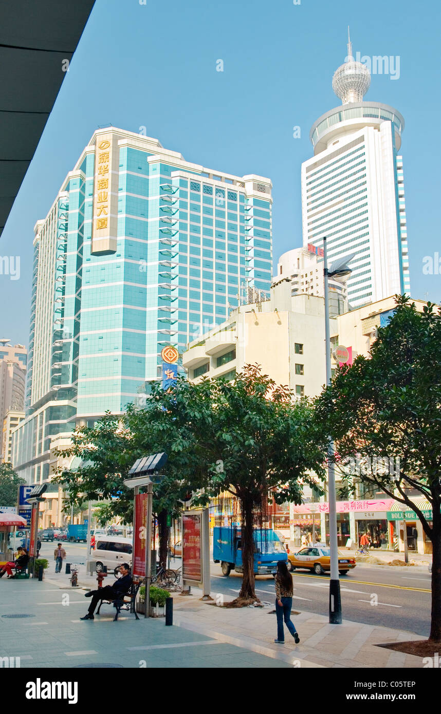 Centre-ville de Shenzhen, Guangdong, Chine. Tour blanche de Panglin Hôtel derrière du verre bleu du bâtiment commercial Shenhua Banque D'Images