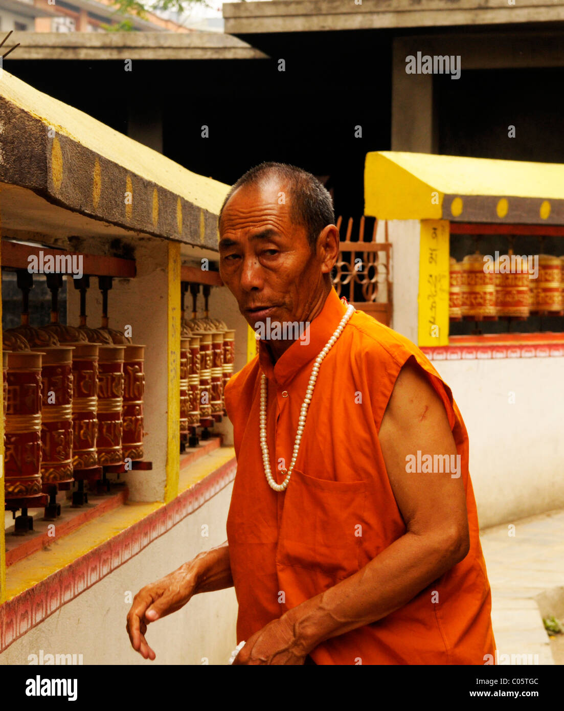 Moine tibétain exilé , peuples vit ( l ) les Népalais , la vie dans la rue à Katmandou kathmandu , Népal , Banque D'Images