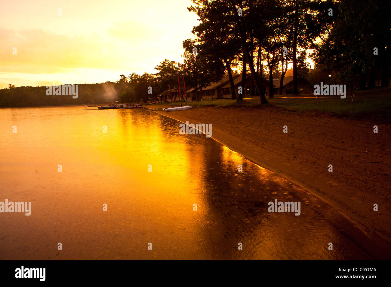 Coucher de soleil sur un lac dans le camp du Wisconsin Northwoods. Banque D'Images