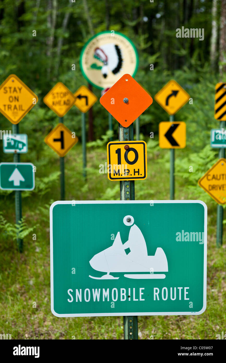 Motoneige La signalisation routière dans les forêts du Wisconsin Northwoods. Banque D'Images