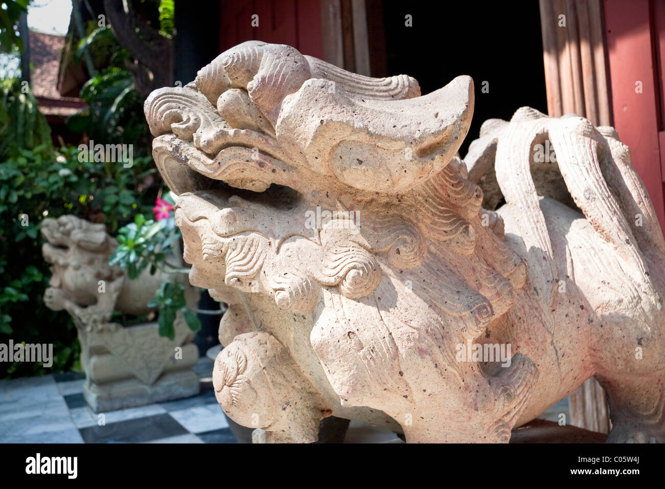 Détail de la statue du dragon qui protège l'entrée de la maison de Jim Thompson et du musée de la soie, district de Pathum WAN, Bangkok, Thaïlande Banque D'Images