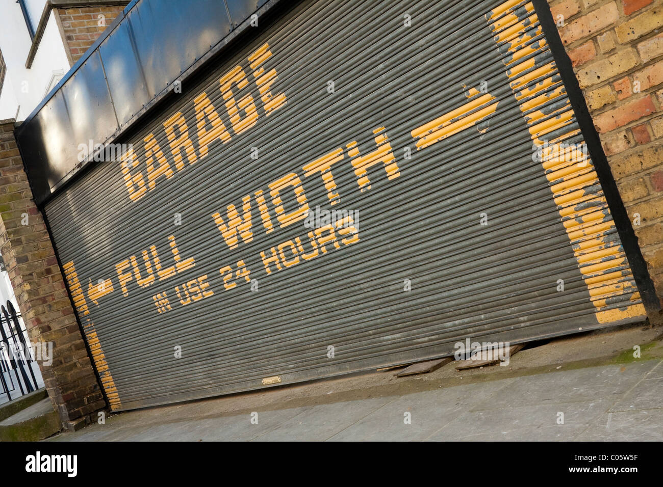 Porte de garage entièrement orné d'un peint hardiment aucun stationnement avertissement Banque D'Images