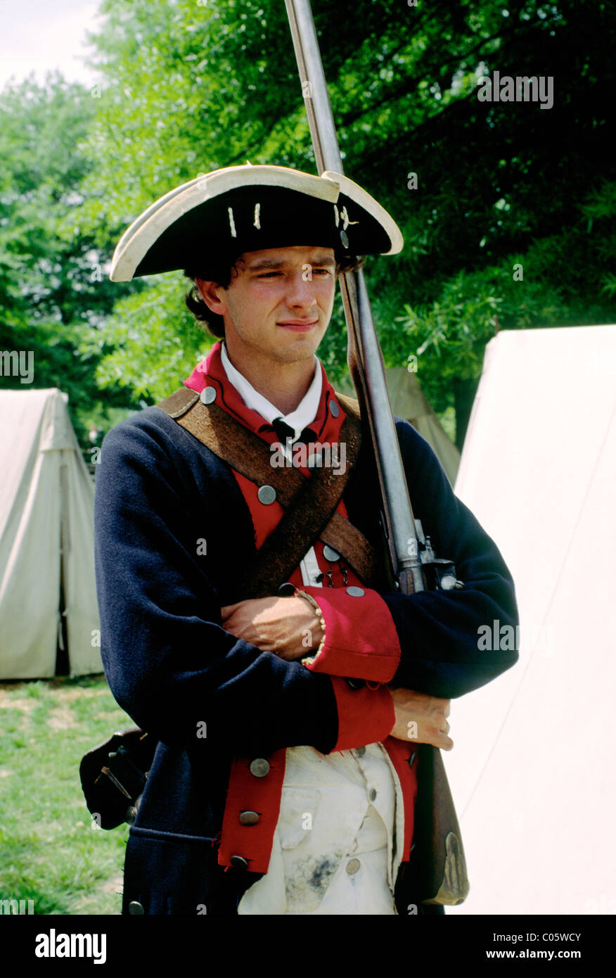 La victoire de Yorktown Center près de Williamsburg. Soldat interprète avec mousqueton en uniforme de l'armée continentale. Virginie, USA Banque D'Images