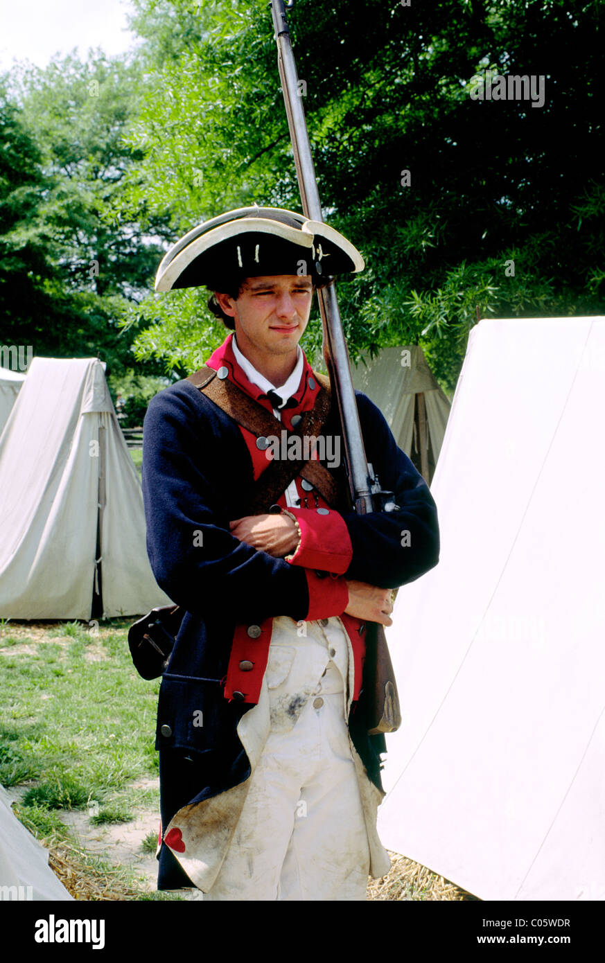 La victoire de Yorktown Center près de Williamsburg. Soldat interprète avec mousqueton en uniforme de l'armée continentale. Virginia USA Banque D'Images