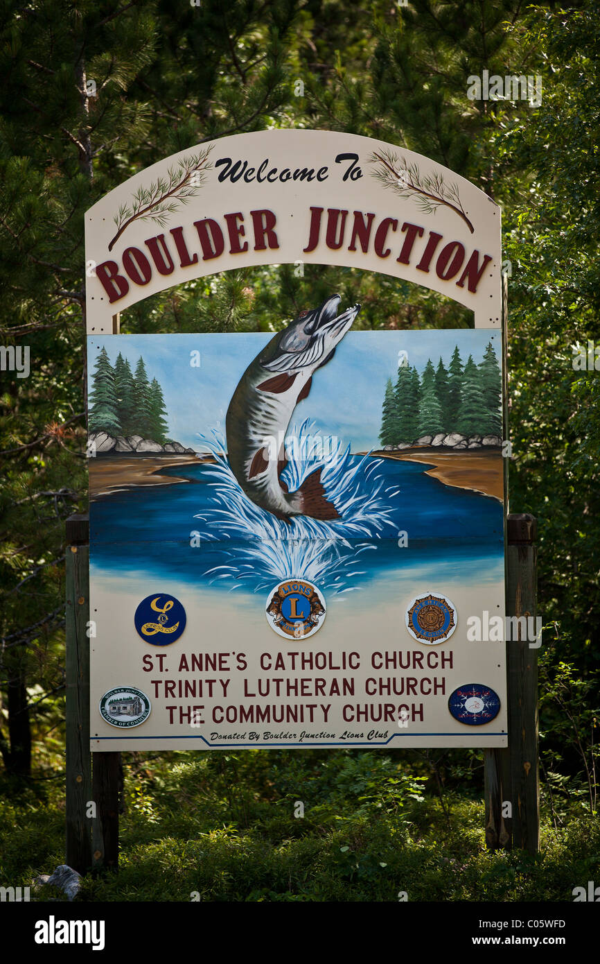 Panneau de bienvenue à Boulder Junction dans le Northwoods du Wisconsin. Banque D'Images