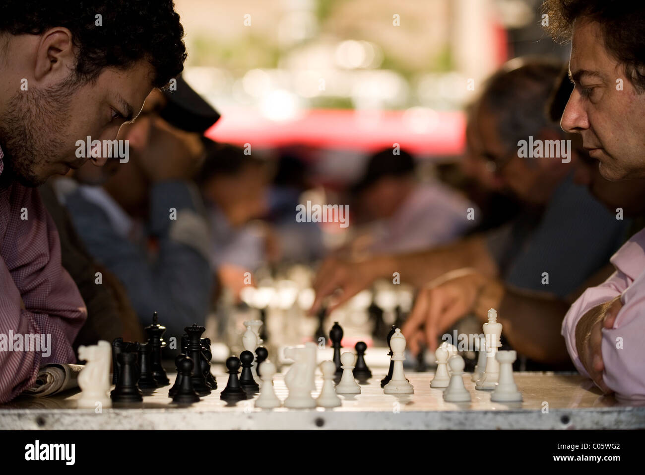 Joueurs d'échecs jouer à paca de armas, Santiago du Chili Banque D'Images