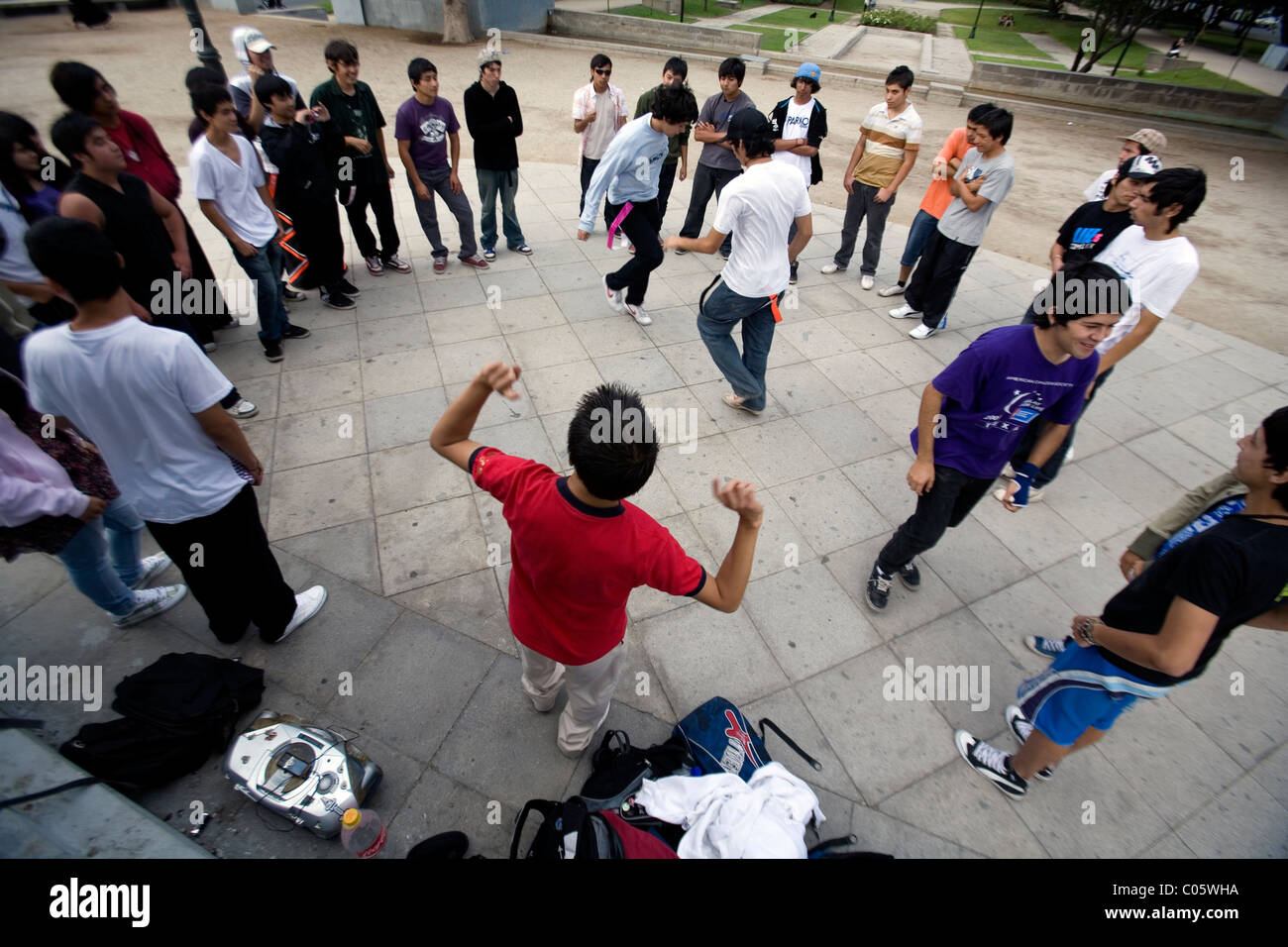 Les jeunes chiliens danser dans la rue de Santiago du Chili Banque D'Images