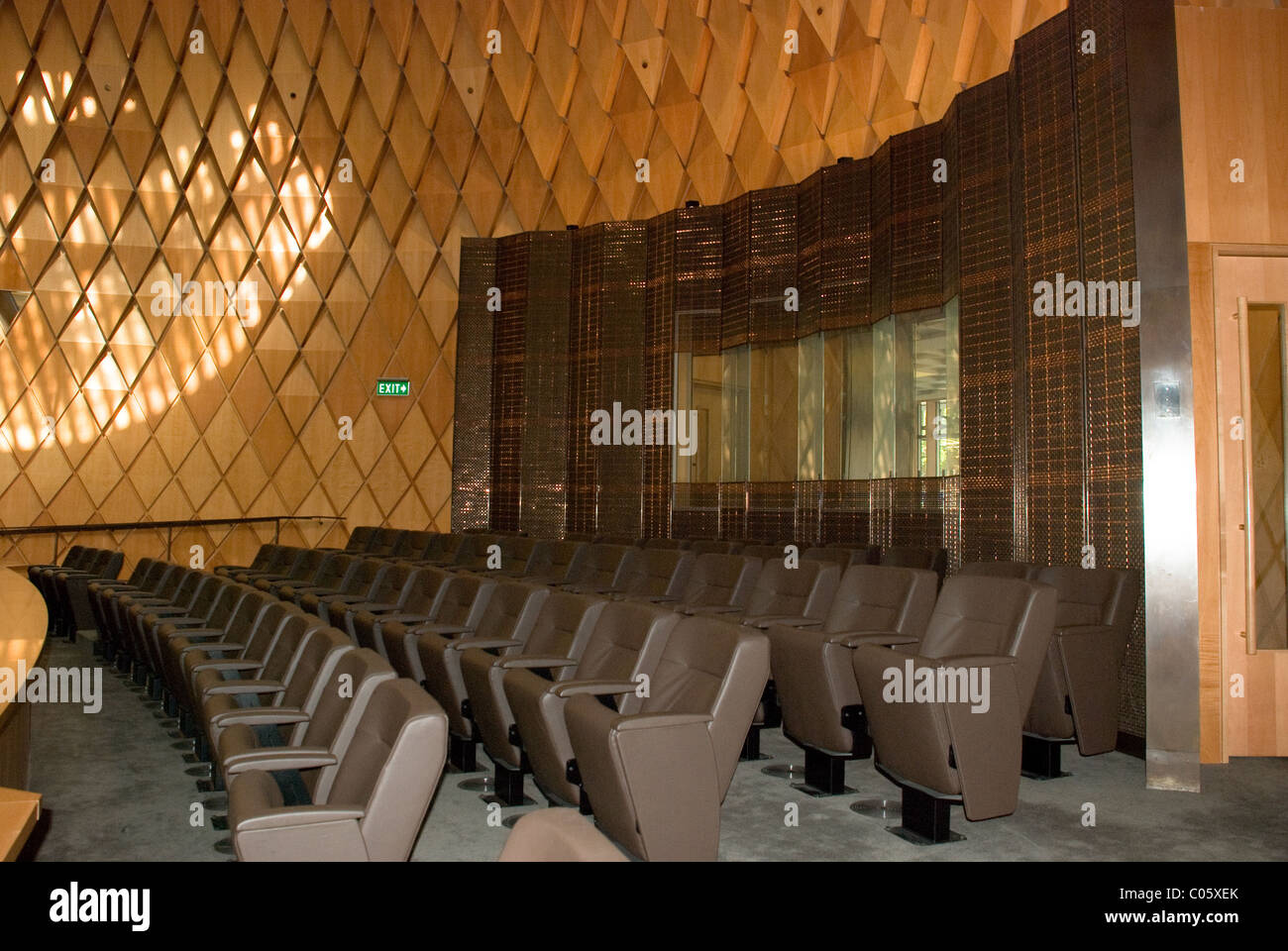 Cour suprême de Nouvelle-Zélande , conçu par Roy Wilson, galerie du public et l'entrée l'écran. Banque D'Images