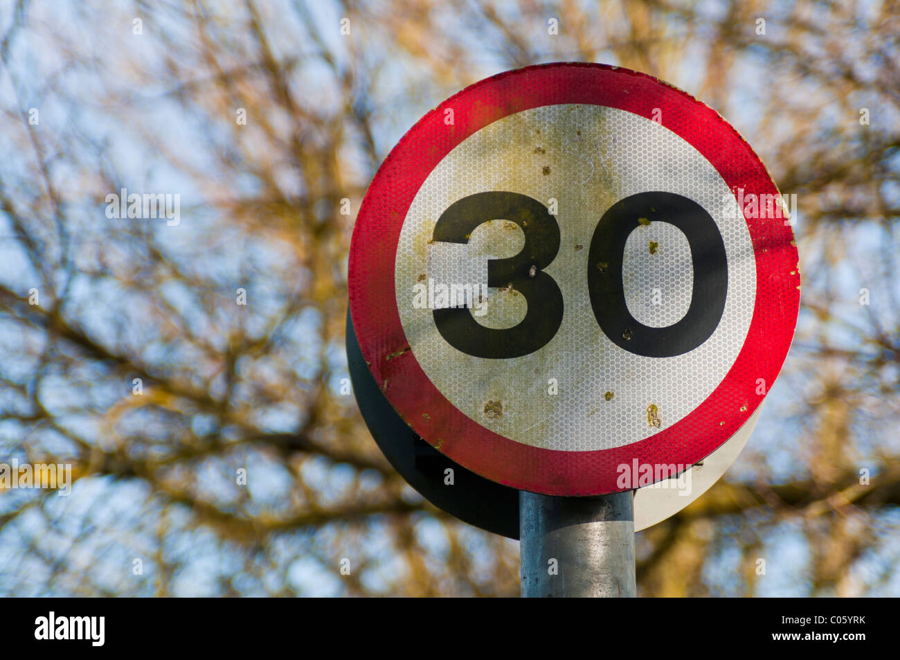 Signe de la limite de vitesse de 30 mi/h Banque D'Images