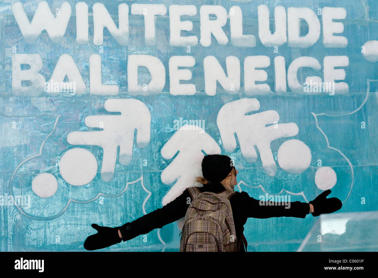 Bal Bal de Neige avec des sculptures en glace hugging touriste. Un mur de glace avec le logo de la célébration du festival d'Ottawa Banque D'Images